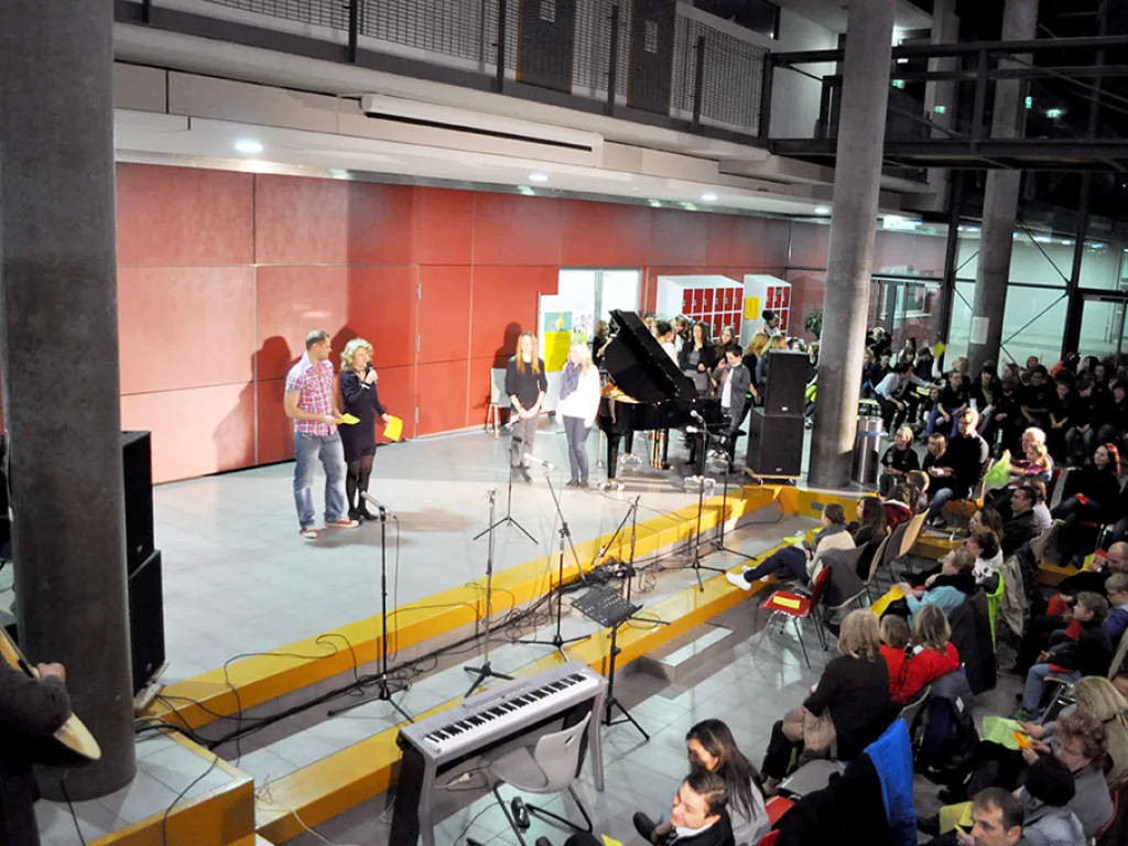 Auftritt mit Luftballons vor dem Publikum.
